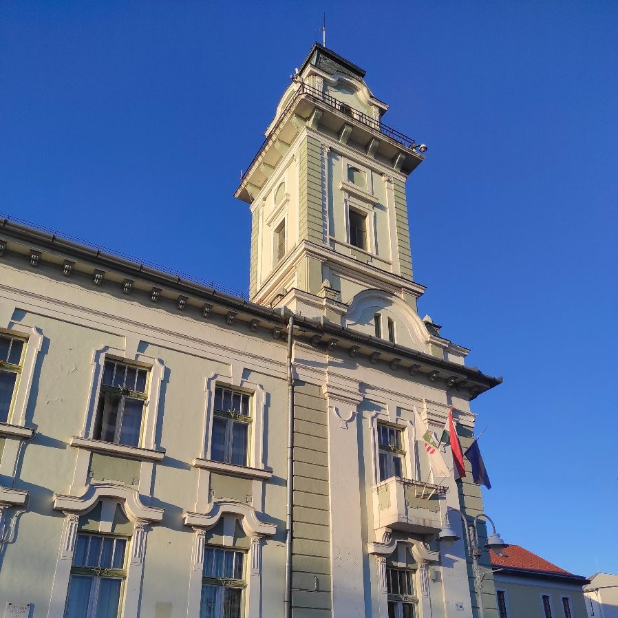 Intézmények
